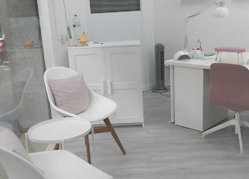 Interior moderno en Helen Nails, Barcelona, Catalunya, ES con sillas y estación de manicura.