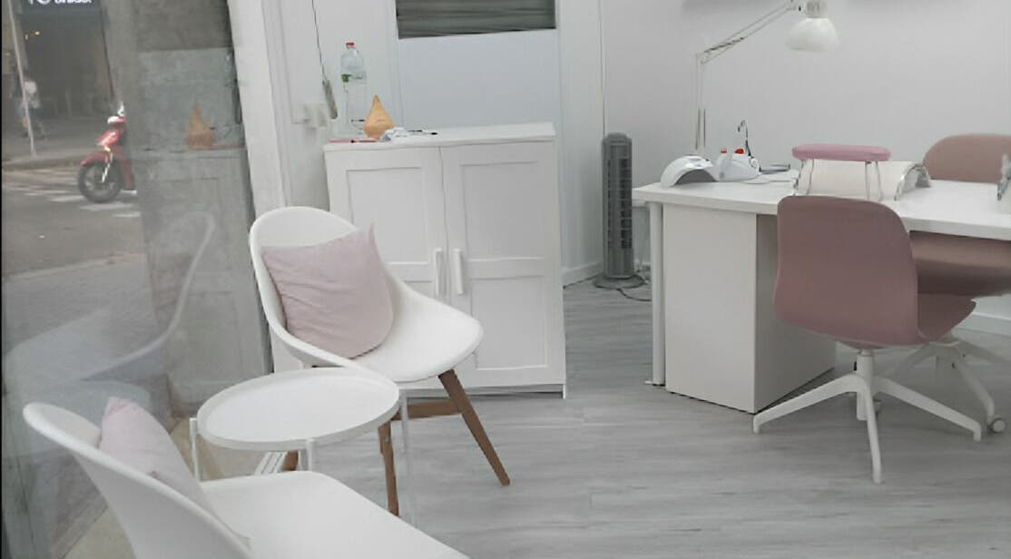 Interior moderno en Helen Nails, Barcelona, Catalunya, ES con sillas y estación de manicura.