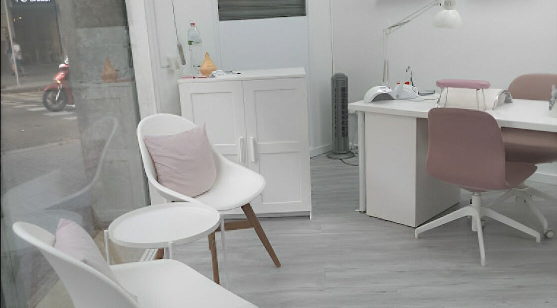 Interior moderno en Helen Nails, Barcelona, Catalunya, ES con sillas y estación de manicura.