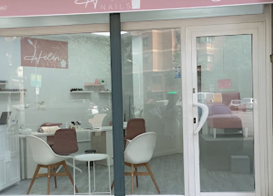 Entrada de Helen Nails en Barcelona, Catalunya, ES, mostrando un acogedor salón de belleza.