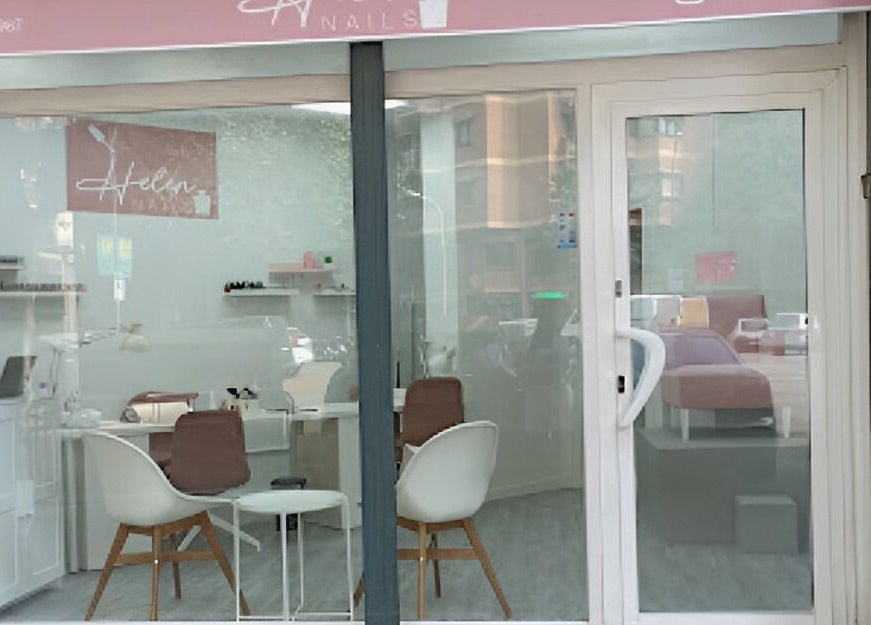 Entrada de Helen Nails en Barcelona, Catalunya, ES, mostrando un acogedor salón de belleza.