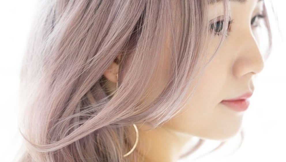 Model wanita dengan rambut lavender di Cnd Salon Gading Serpong, Tangerang, Banten, ID.