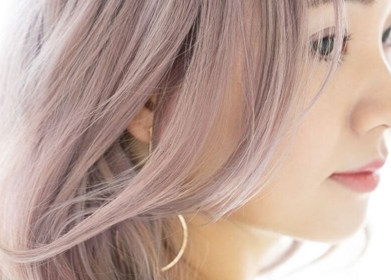 Model wanita dengan rambut lavender di Cnd Salon Gading Serpong, Tangerang, Banten, ID.