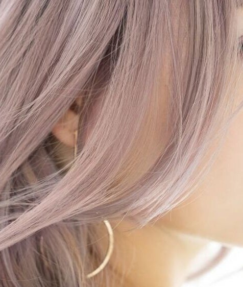 Model wanita dengan rambut lavender di Cnd Salon Gading Serpong, Tangerang, Banten, ID.