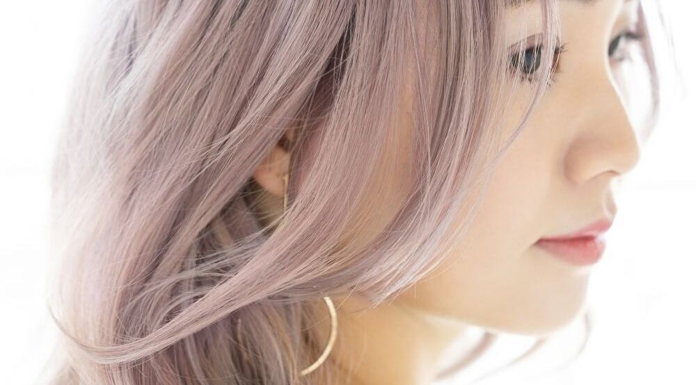 Model wanita dengan rambut lavender di Cnd Salon Gading Serpong, Tangerang, Banten, ID.