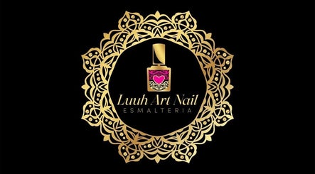 Logo dourado da Esmalteria Luuh Art Nail em Rio De Janeiro, Rio De Janeiro, BR, com design intricado.