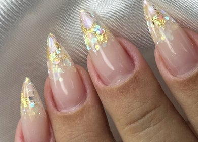 Unhas com decoração brilhante no Esmalteria Luuh Art Nail, Rio De Janeiro, Rio De Janeiro, BR.