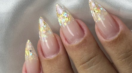 Unhas com decoração brilhante no Esmalteria Luuh Art Nail, Rio De Janeiro, Rio De Janeiro, BR.