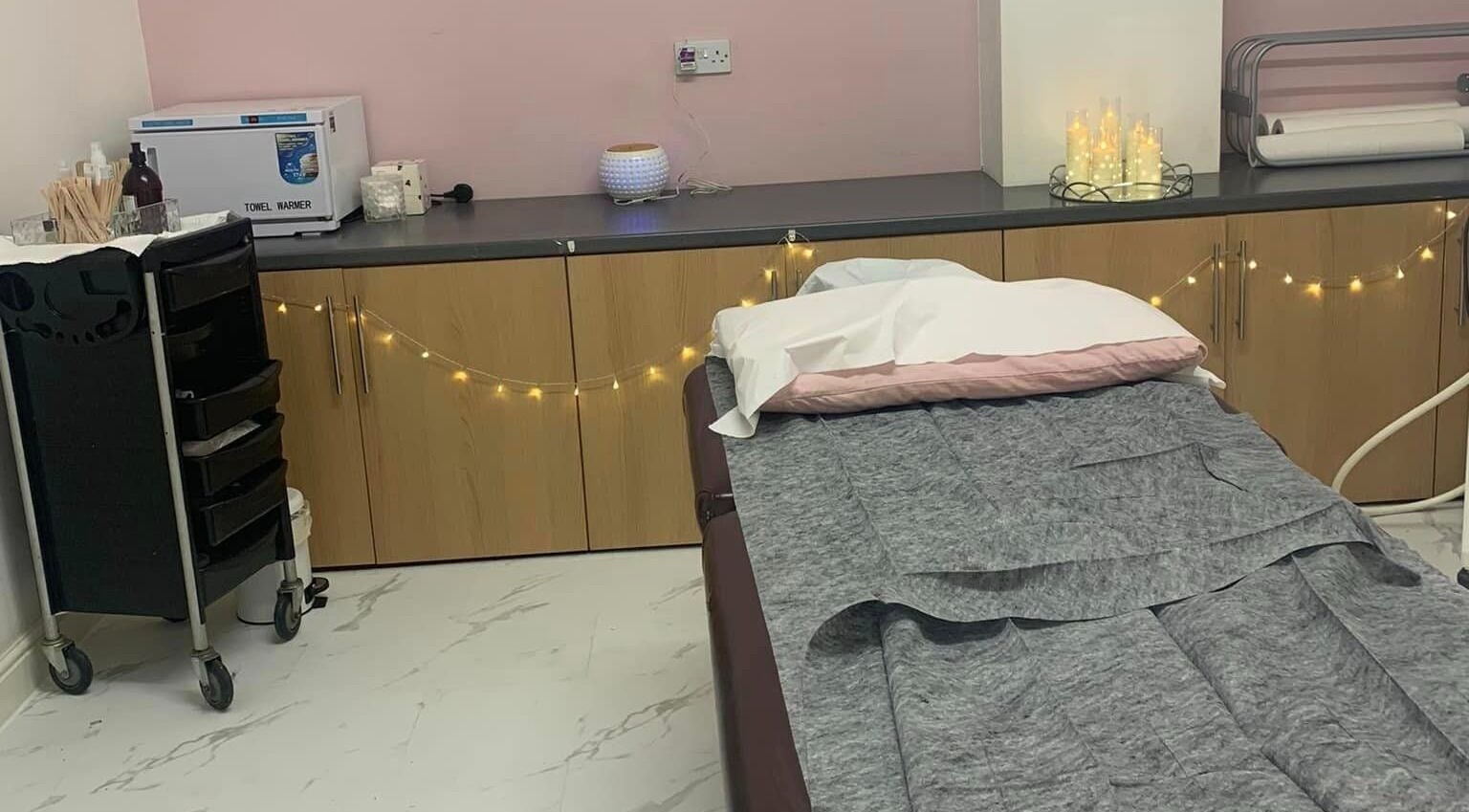 Cozy treatment room at Dream Therapy, Sunderland, England, GB with soft lighting and comfortable massage bed.