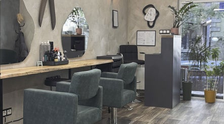 Интериор на КОСЪМ- Hair & Nails в София, Област София, BG, с модерна обстановка и стилно обзавеждане.