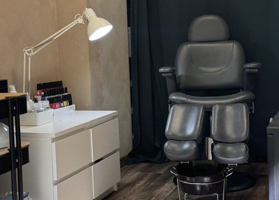 Уютен кът за маникюр в КОСЪМ- Hair & Nails, София, Област София, BG с удобно кресло и лакове.