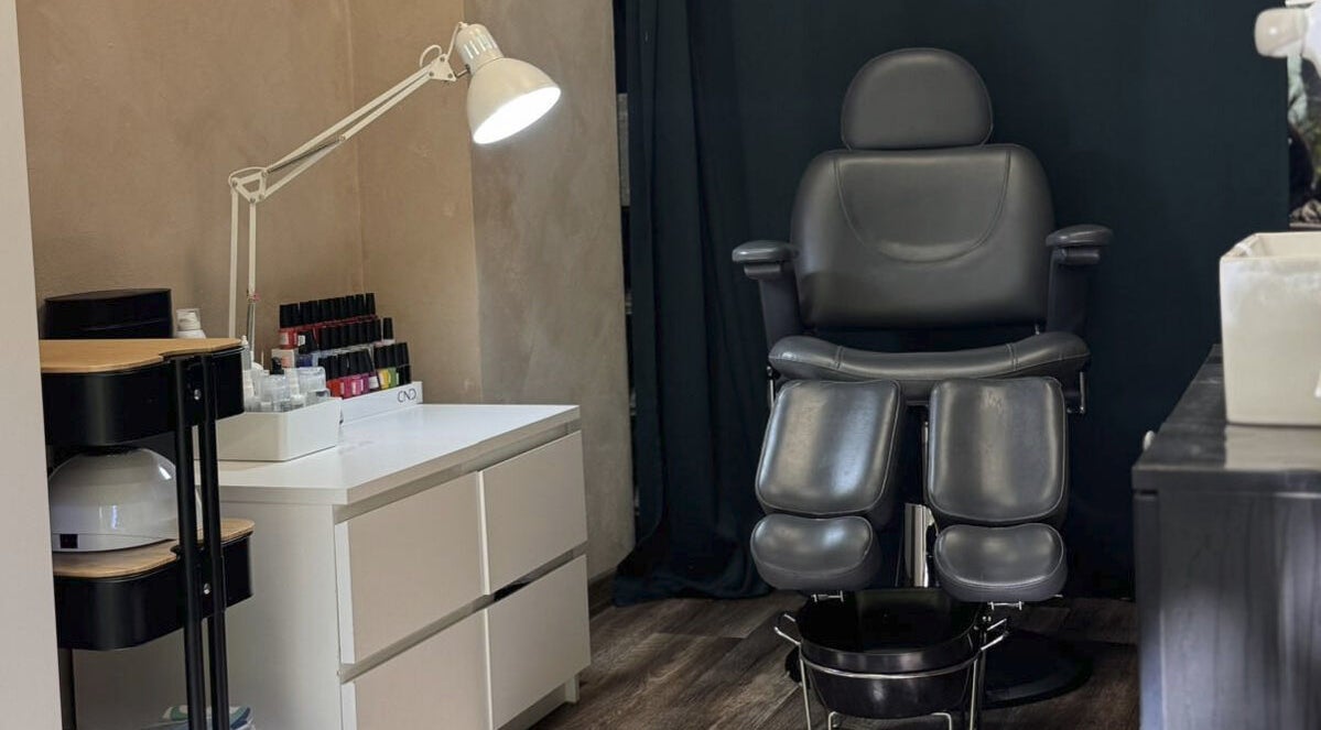 Уютен кът за маникюр в КОСЪМ- Hair & Nails, София, Област София, BG с удобно кресло и лакове.