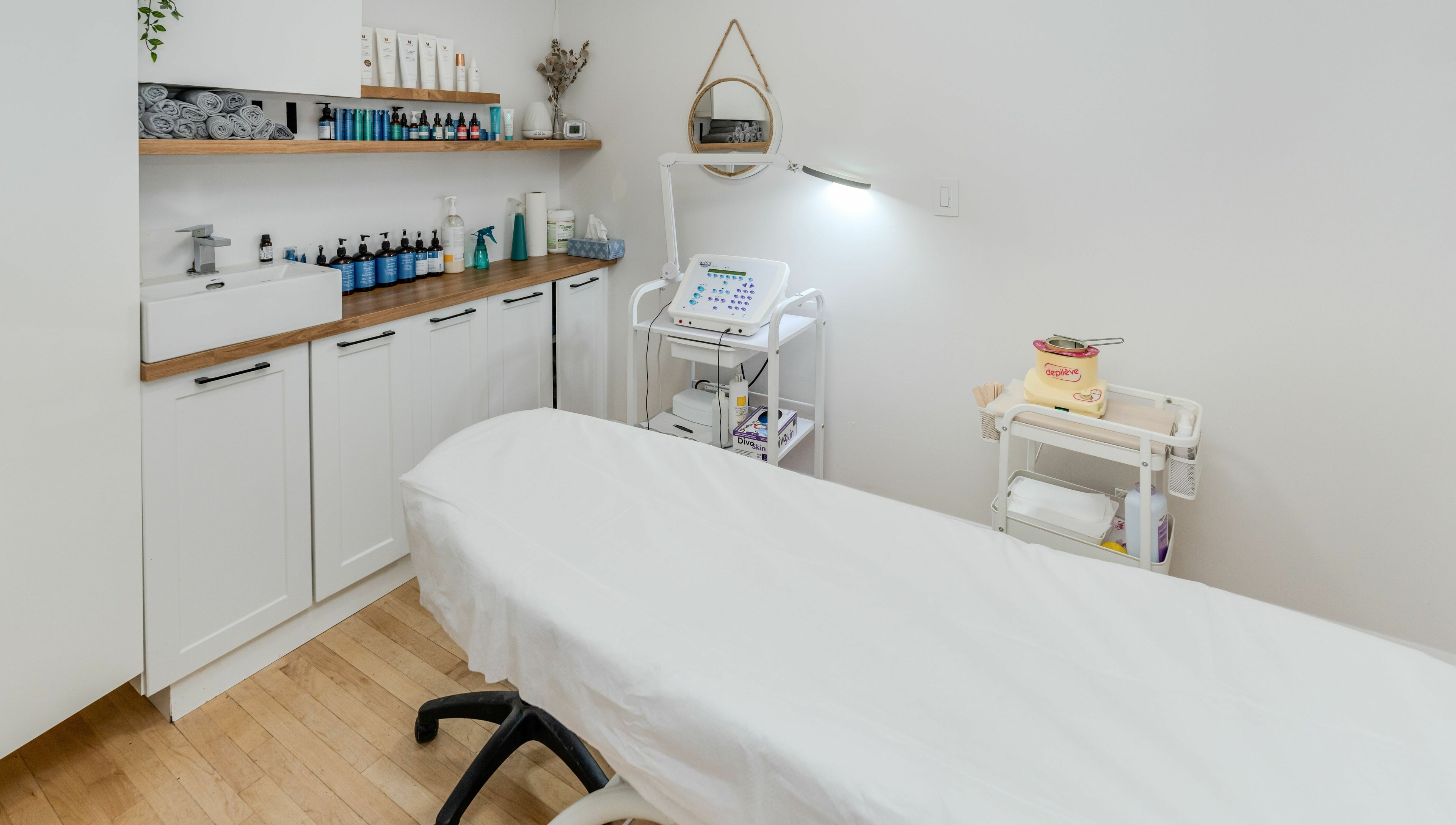 Salle de soin moderne chez JN Esthétique, Terrebonne, Québec, CA avec équipements de beauté chic.