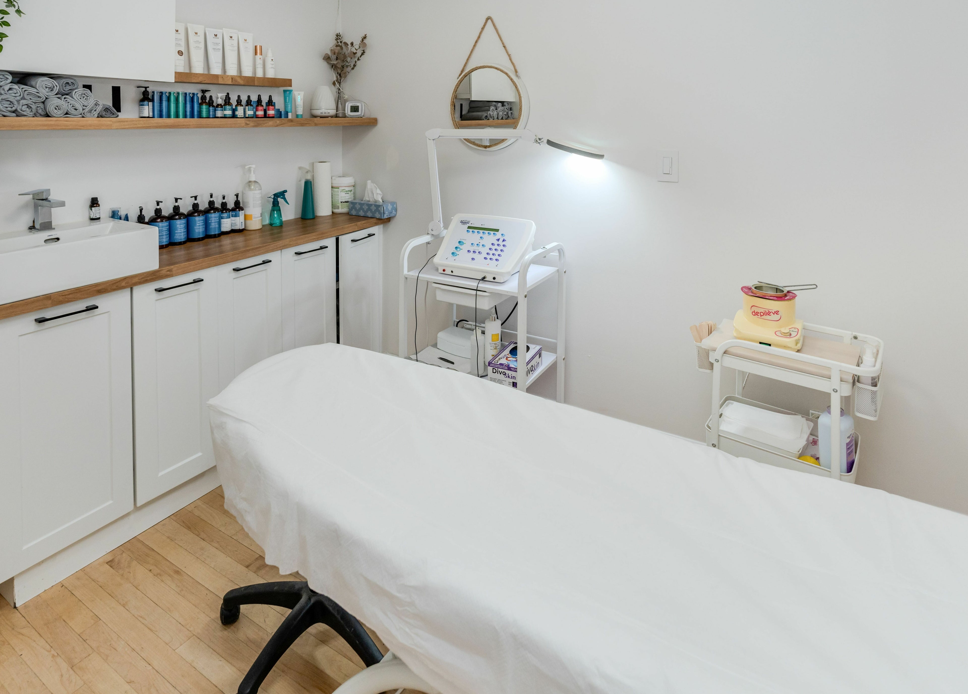 Salle de soin moderne chez JN Esthétique, Terrebonne, Québec, CA avec équipements de beauté chic.