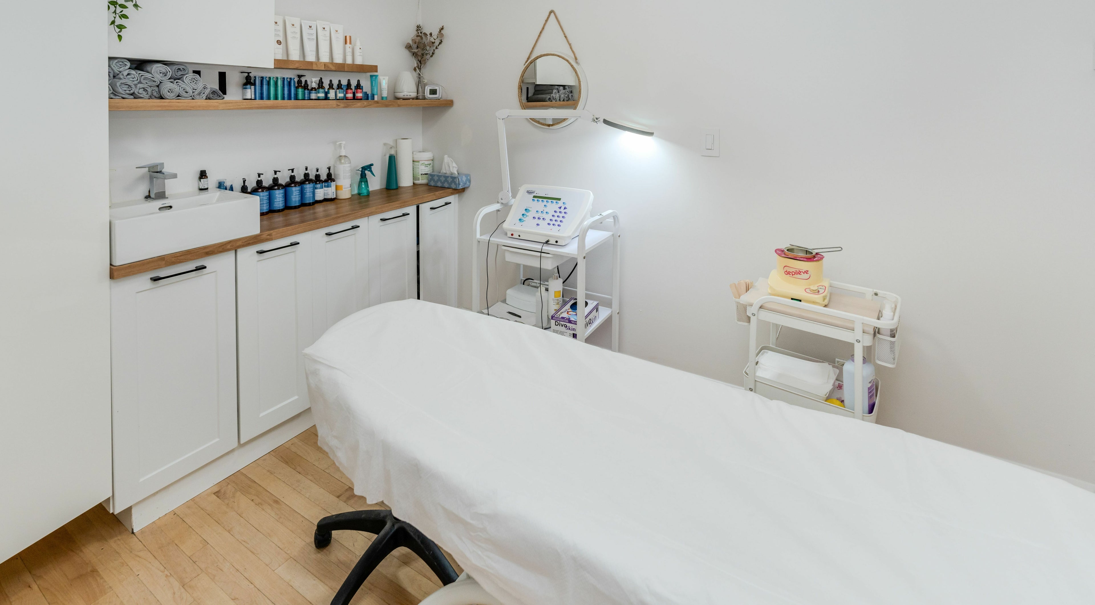 Salle de soin moderne chez JN Esthétique, Terrebonne, Québec, CA avec équipements de beauté chic.