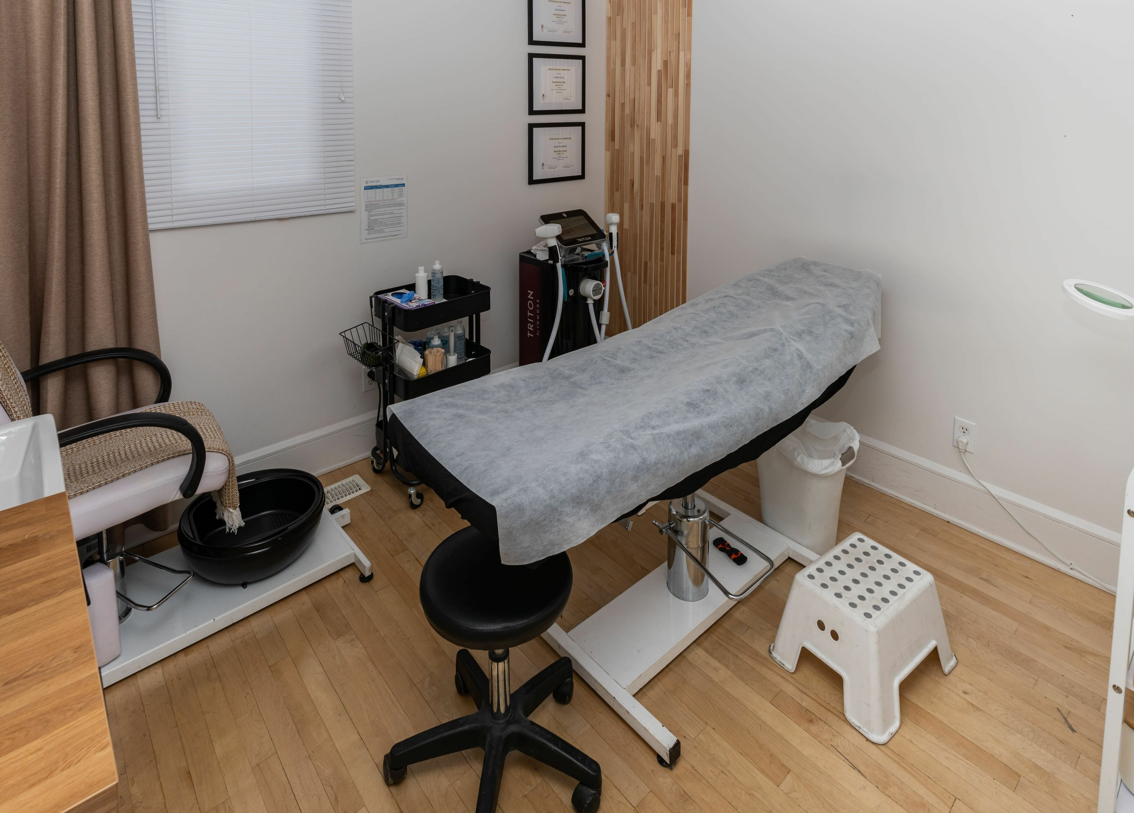 Salle de soins moderne chez JN Esthétique à Terrebonne, Québec, CA, équipée pour le bien-être.