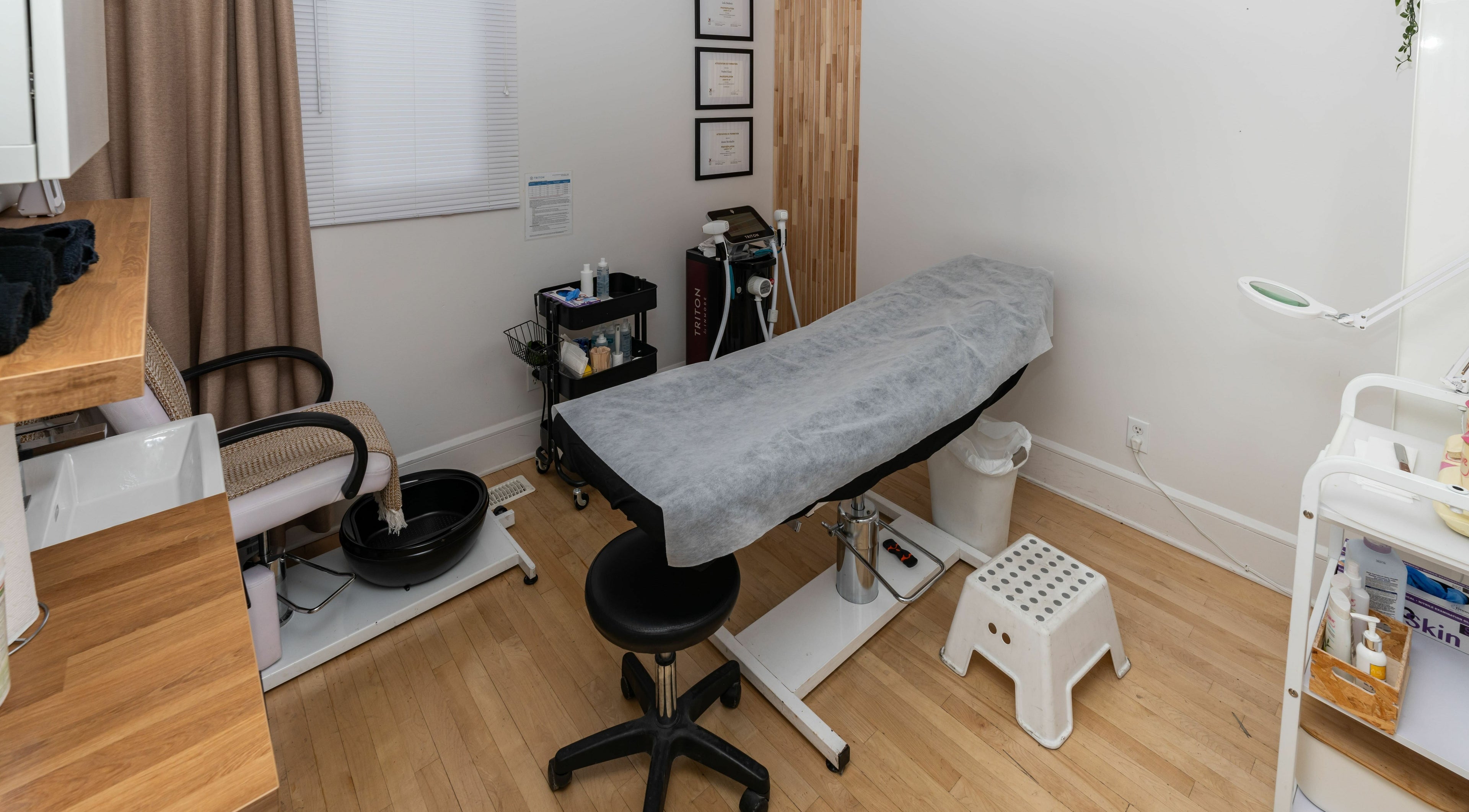 Salle de soins moderne chez JN Esthétique à Terrebonne, Québec, CA, équipée pour le bien-être.
