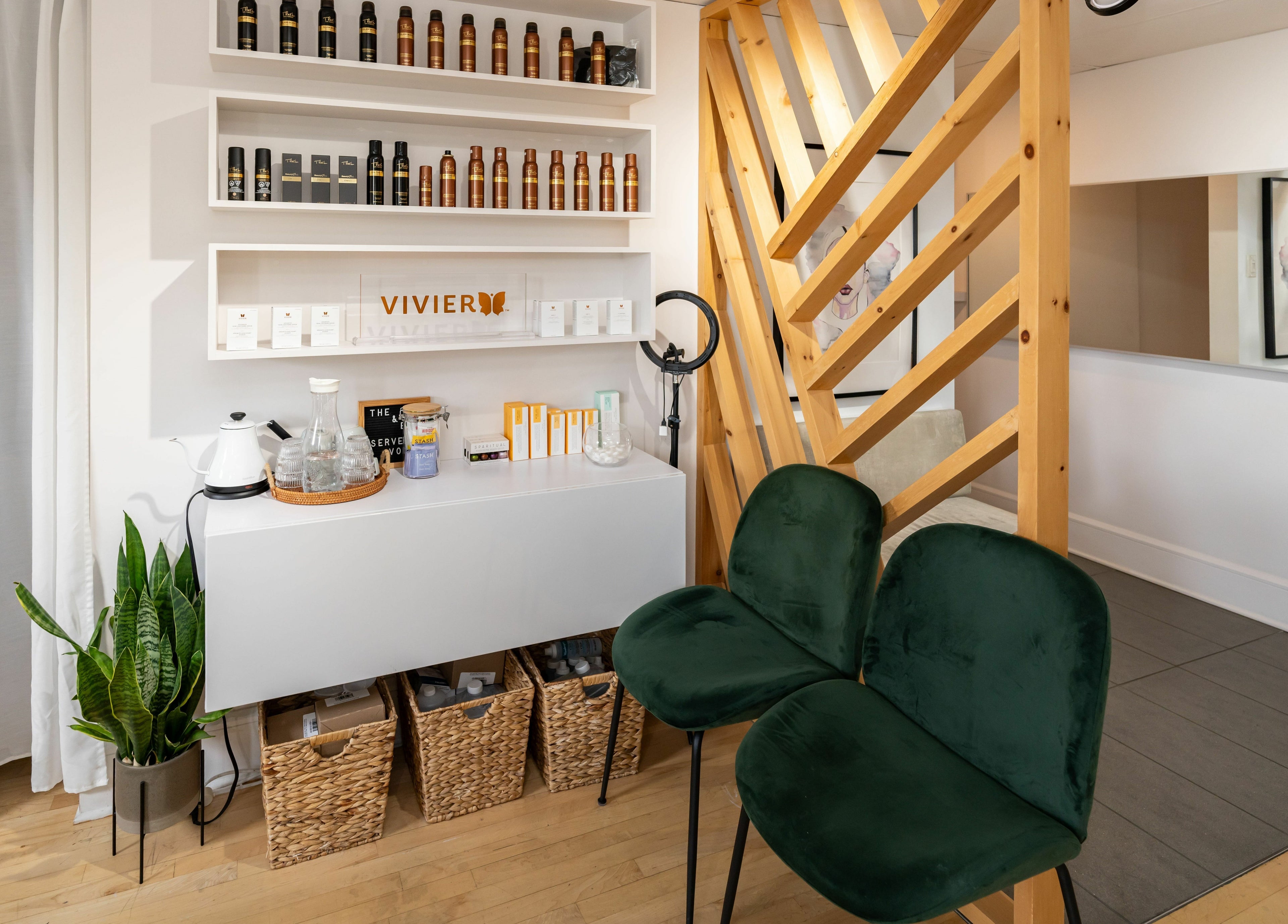 Coin beauté moderne chez JN Esthétique à Terrebonne, Québec, CA avec étagères et chaises élégantes.