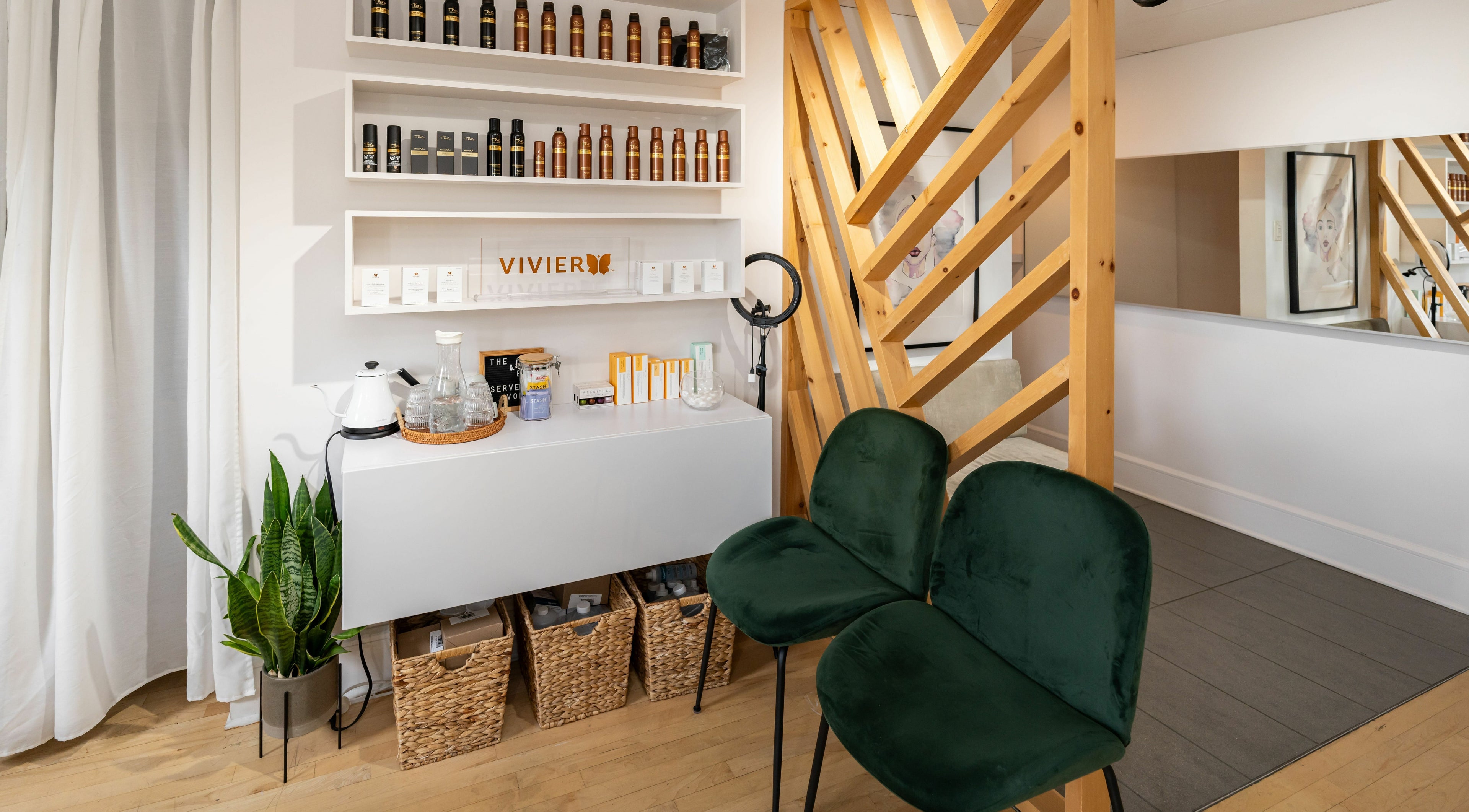 Coin beauté moderne chez JN Esthétique à Terrebonne, Québec, CA avec étagères et chaises élégantes.