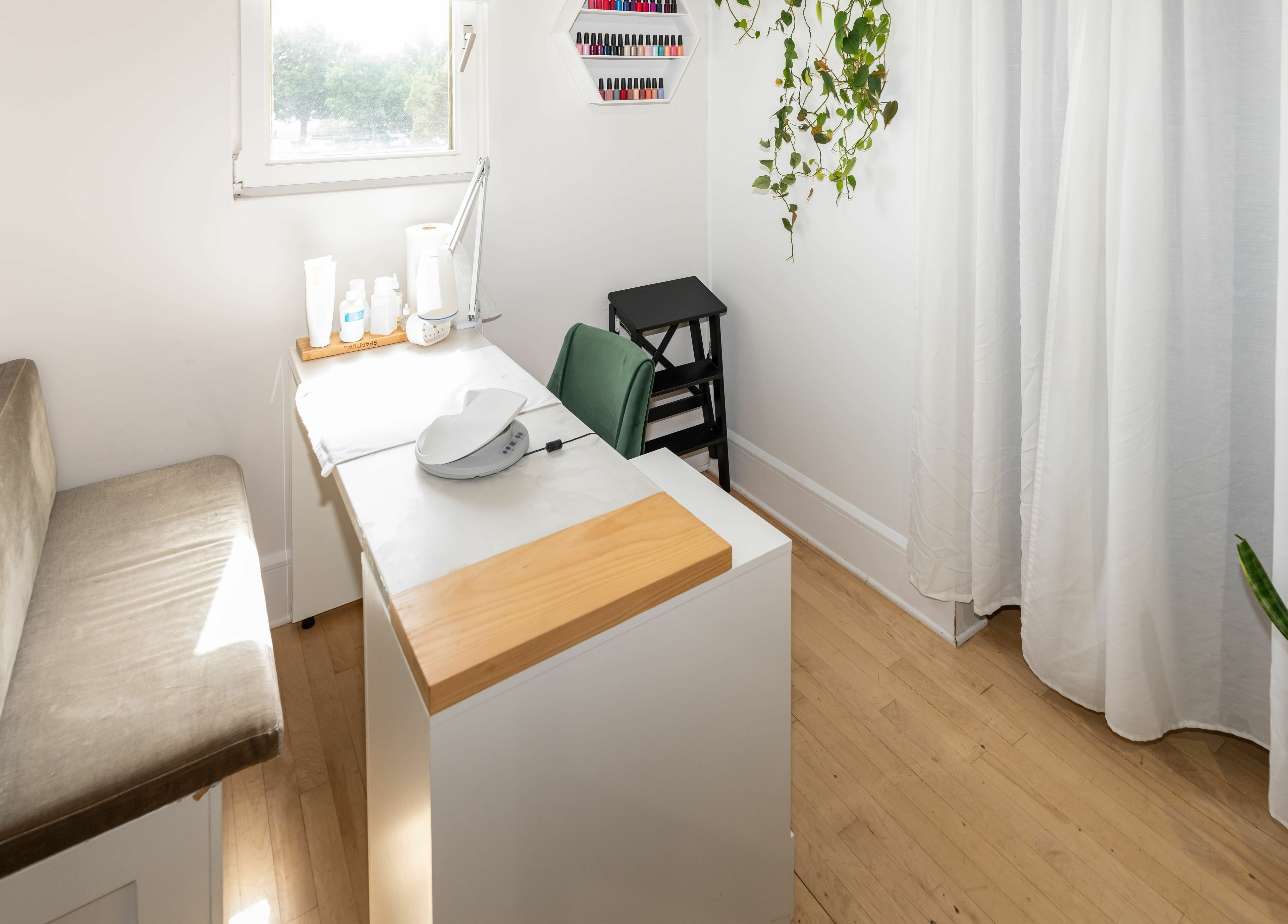 Espace de soin lumineux à JN Esthétique, Terrebonne, Québec, CA avec plantes et décor minimaliste.