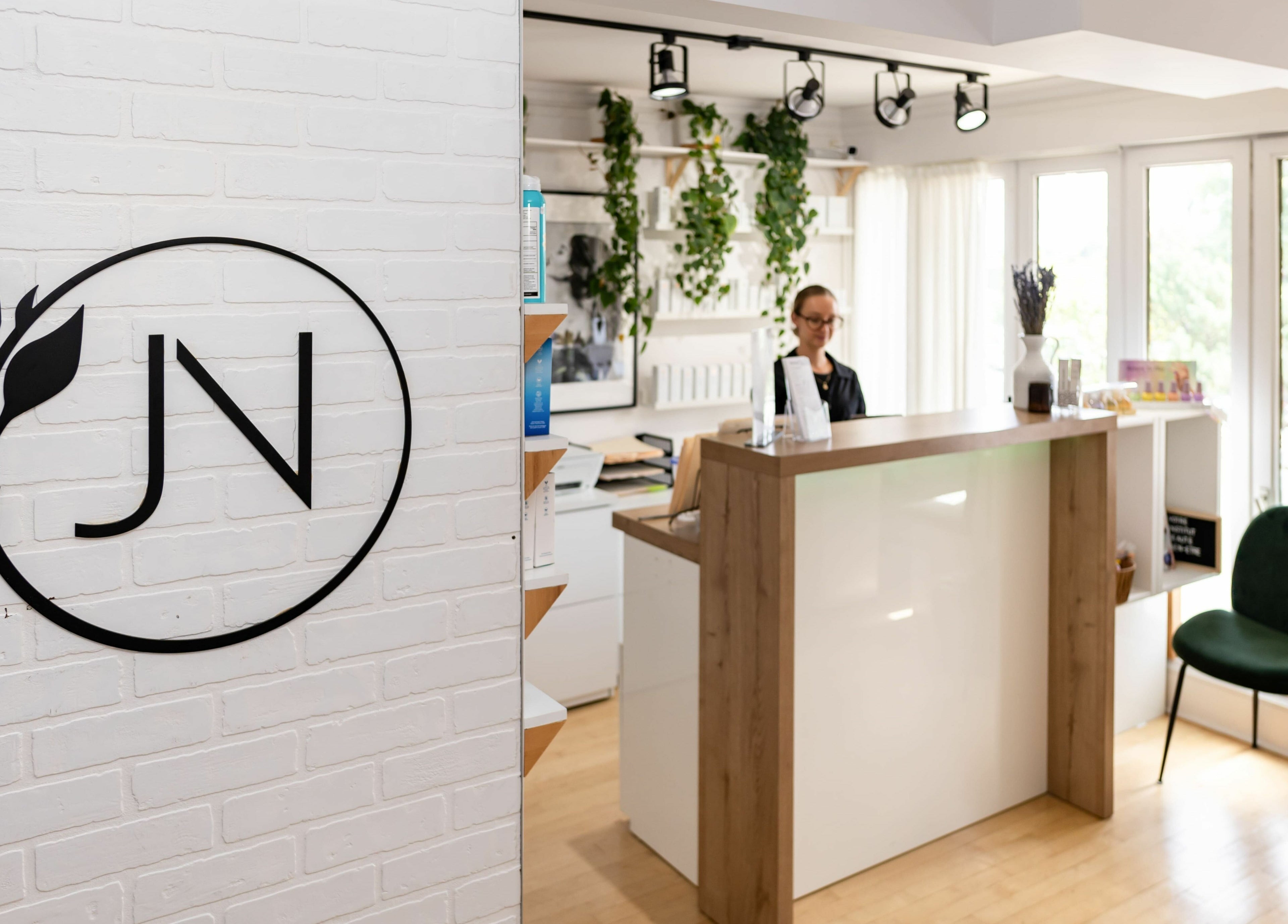 Réception élégante de JN Esthétique à Terrebonne, Québec, CA avec logo moderne et décoration naturelle.
