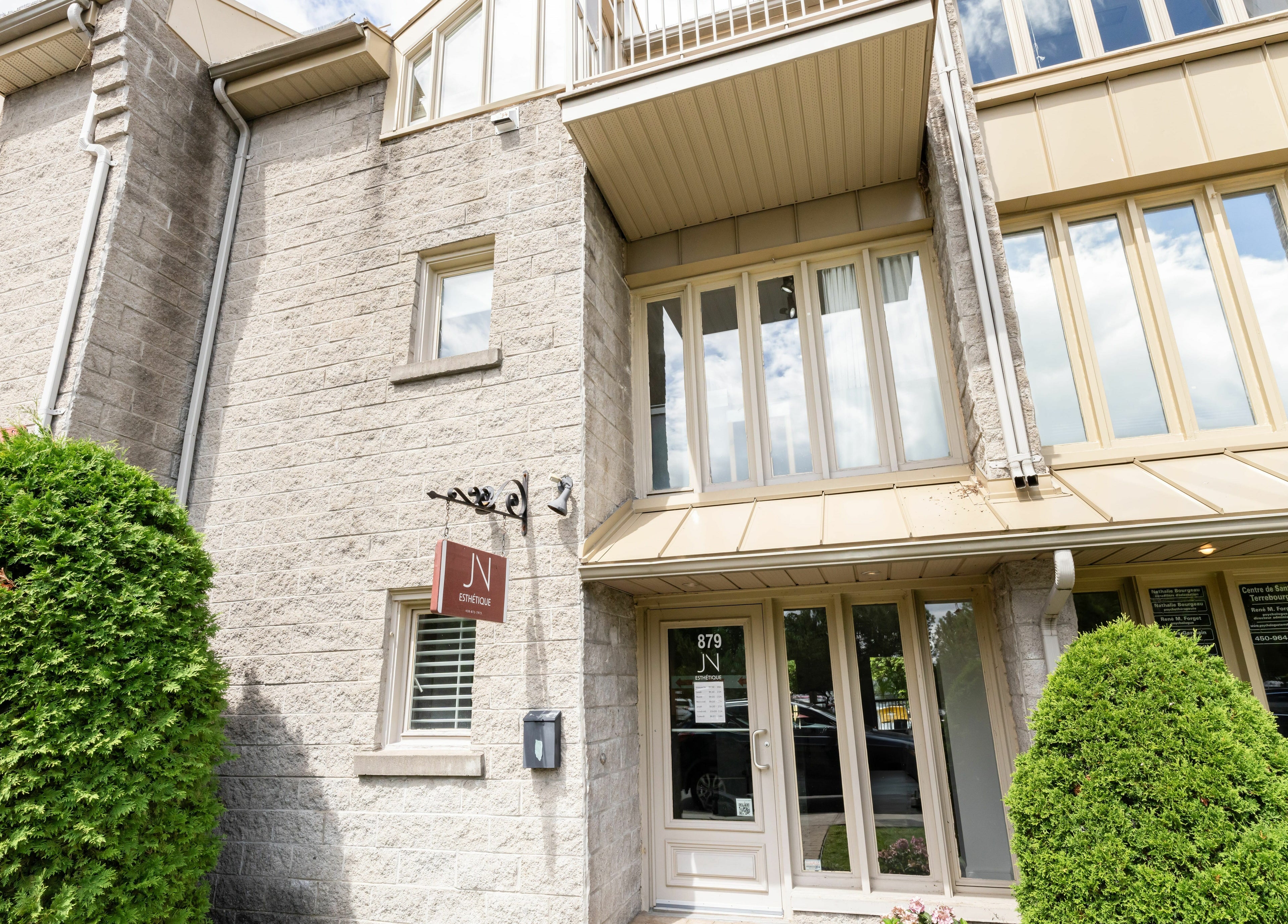 Entrée de JN Esthétique à Terrebonne, Québec, CA avec façade moderne et élégante.