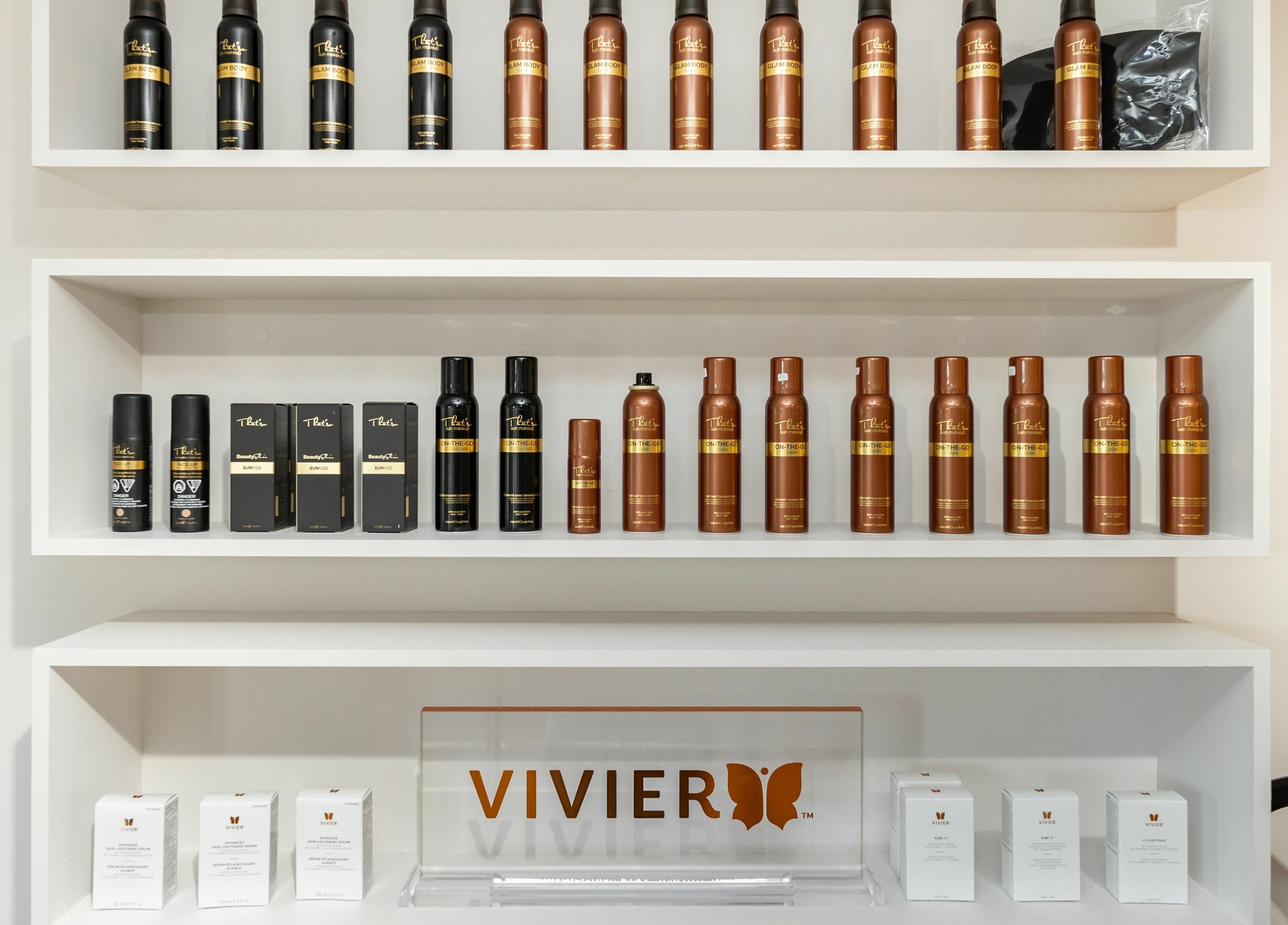 Produits de beauté sur étagères chez JN Esthétique, Terrebonne, Québec, CA.