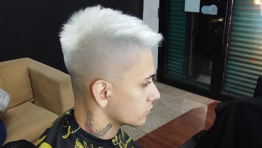 Perfil de joven con corte moderno en DENVER BARBERÍA, Loma Hermosa, Provincia de Buenos Aires, AR.