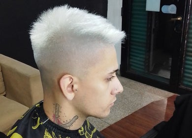 Perfil de joven con corte moderno en DENVER BARBERÍA, Loma Hermosa, Provincia de Buenos Aires, AR.