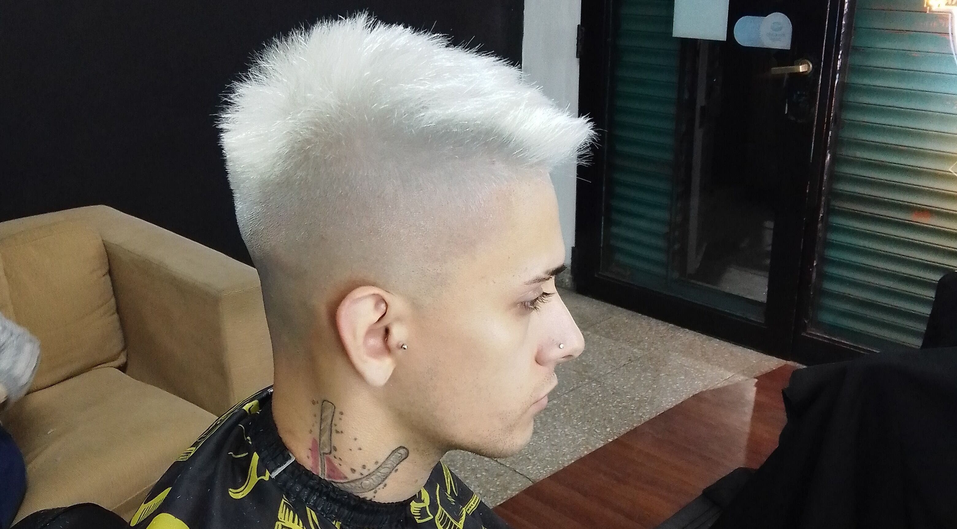 Perfil de joven con corte moderno en DENVER BARBERÍA, Loma Hermosa, Provincia de Buenos Aires, AR.