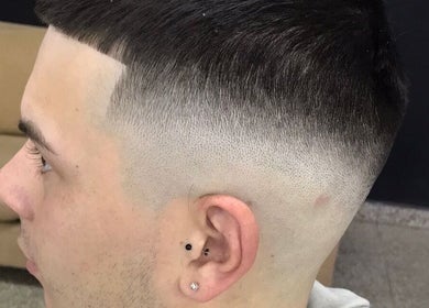 Moderno corte de cabello en DENVER BARBERÍA, Loma Hermosa, Provincia de Buenos Aires, AR.