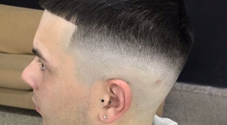 Moderno corte de cabello en DENVER BARBERÍA, Loma Hermosa, Provincia de Buenos Aires, AR.