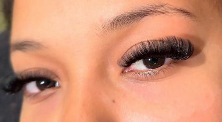 Santana’s Lash Studio slika 3