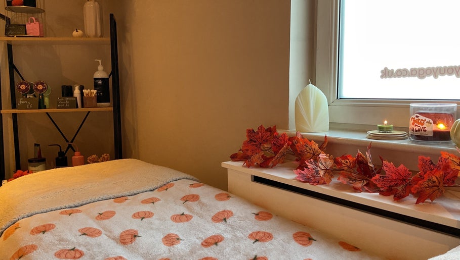 Cozy room at Lash money Christmas diary, Livingston, Scotland, GB, decorated with autumn leaves and warm lighting.