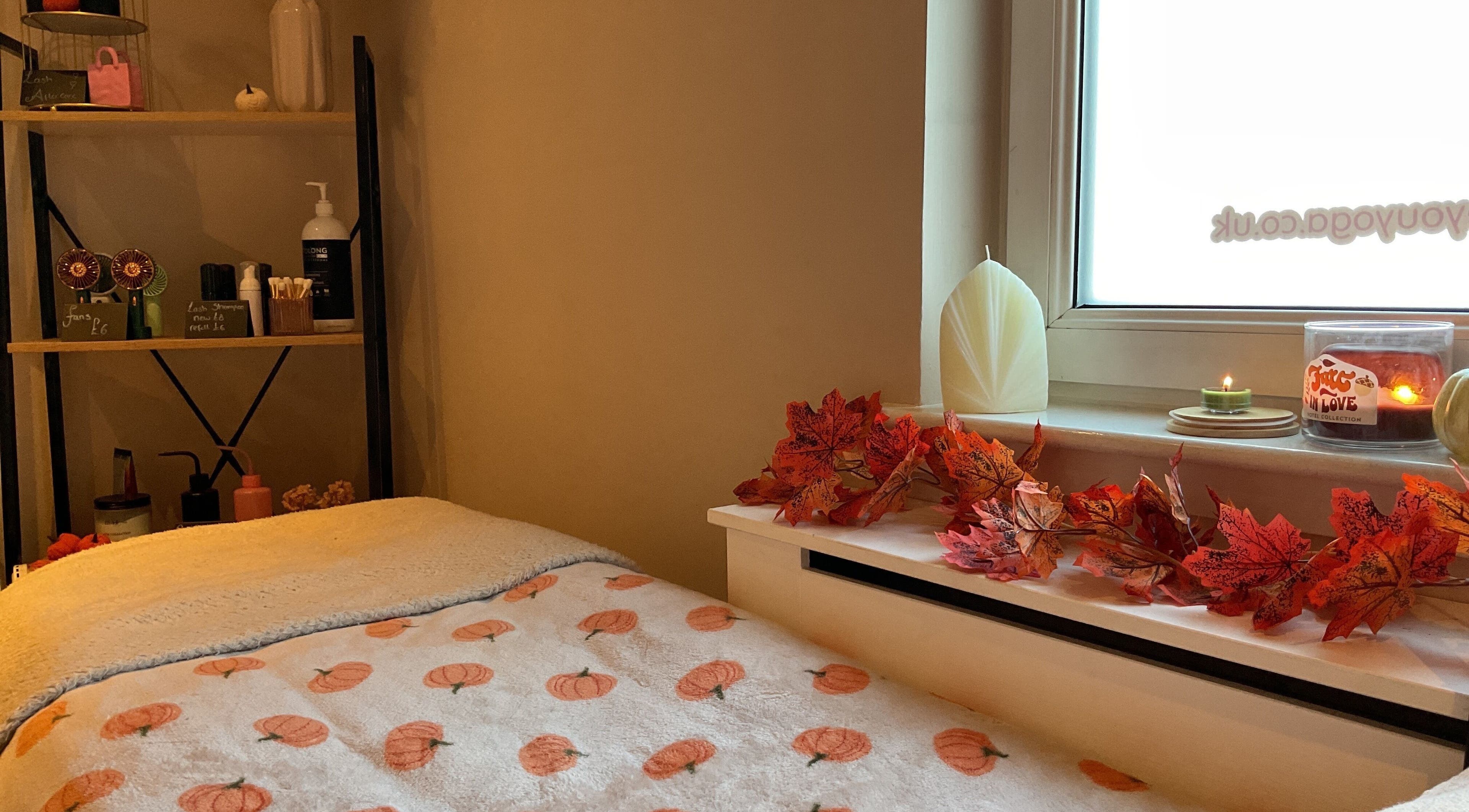 Cozy room at Lash money Christmas diary, Livingston, Scotland, GB, decorated with autumn leaves and warm lighting.