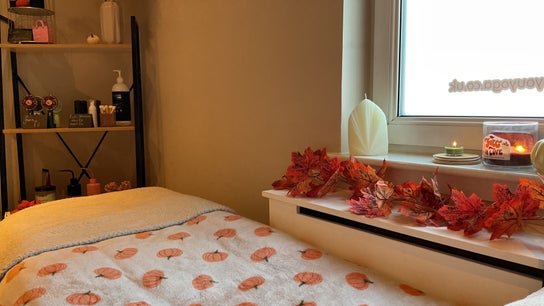 Cozy room at Lash money Christmas diary, Livingston, Scotland, GB, decorated with autumn leaves and warm lighting.