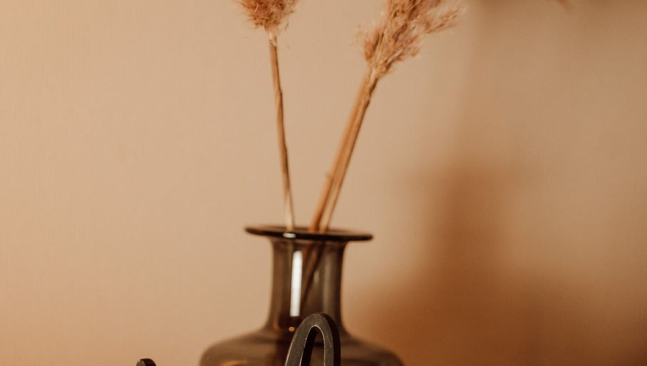 Rustieke vaas met gedroogde bloemen bij Zen&Zo, Hemiksem, Vlaanderen, BE. Sfeervol en stijlvol decor.