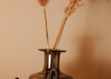 Rustieke vaas met gedroogde bloemen bij Zen&Zo, Hemiksem, Vlaanderen, BE. Sfeervol en stijlvol decor.