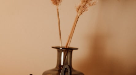 Rustieke vaas met gedroogde bloemen bij Zen&Zo, Hemiksem, Vlaanderen, BE. Sfeervol en stijlvol decor.