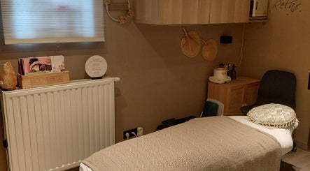 Rustige massageruimte bij Zen&Zo, Hemiksem, Vlaanderen, BE met sfeervolle decoraties.