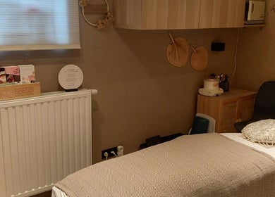 Sfeervolle wellnessruimte bij Zen&Zo in Hemiksem, Vlaanderen, BE, perfect voor ontspanning en welzijn.