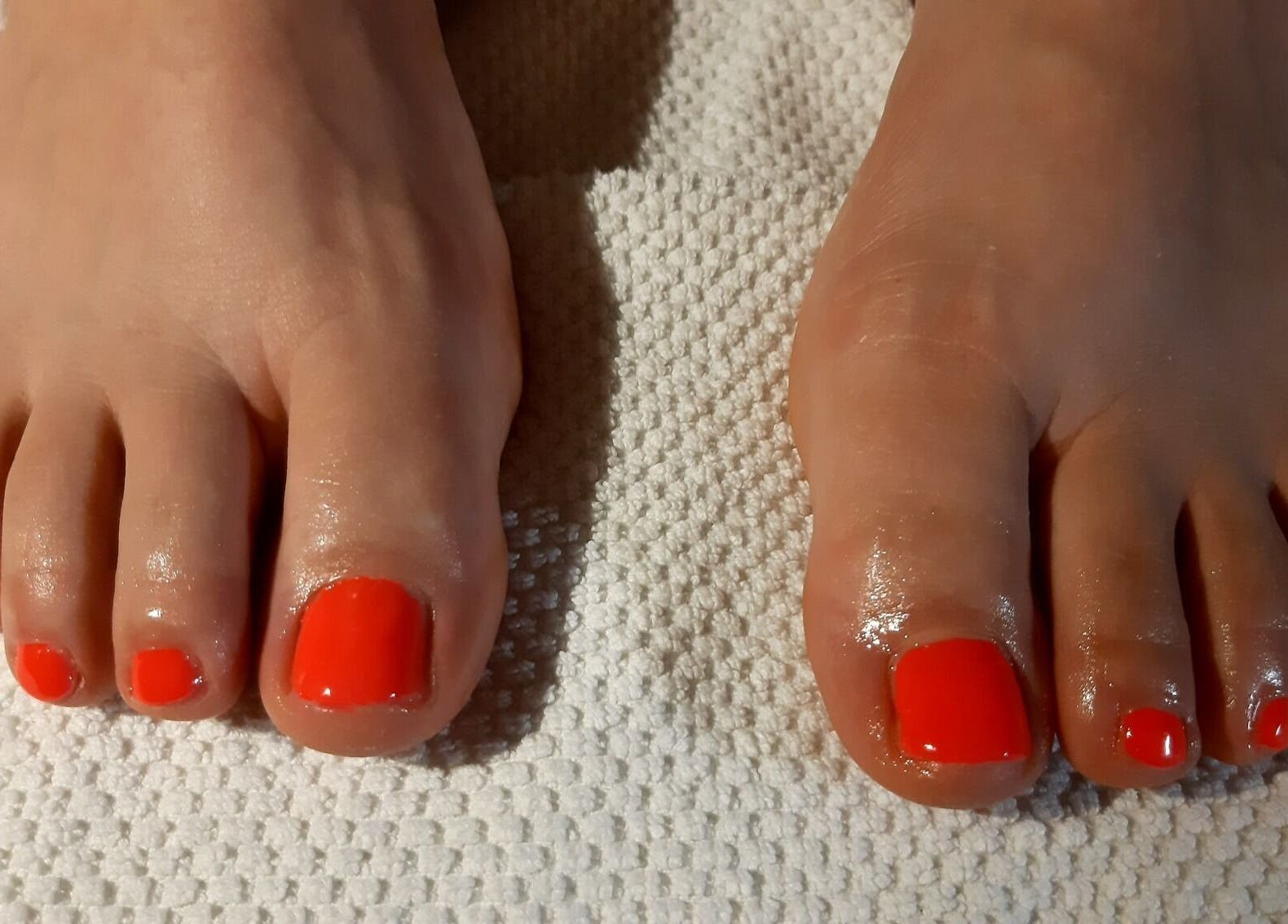Perfecte pedicure met rode lak bij Zen&Zo, Hemiksem, Vlaanderen, BE voor ultieme voetverzorging.