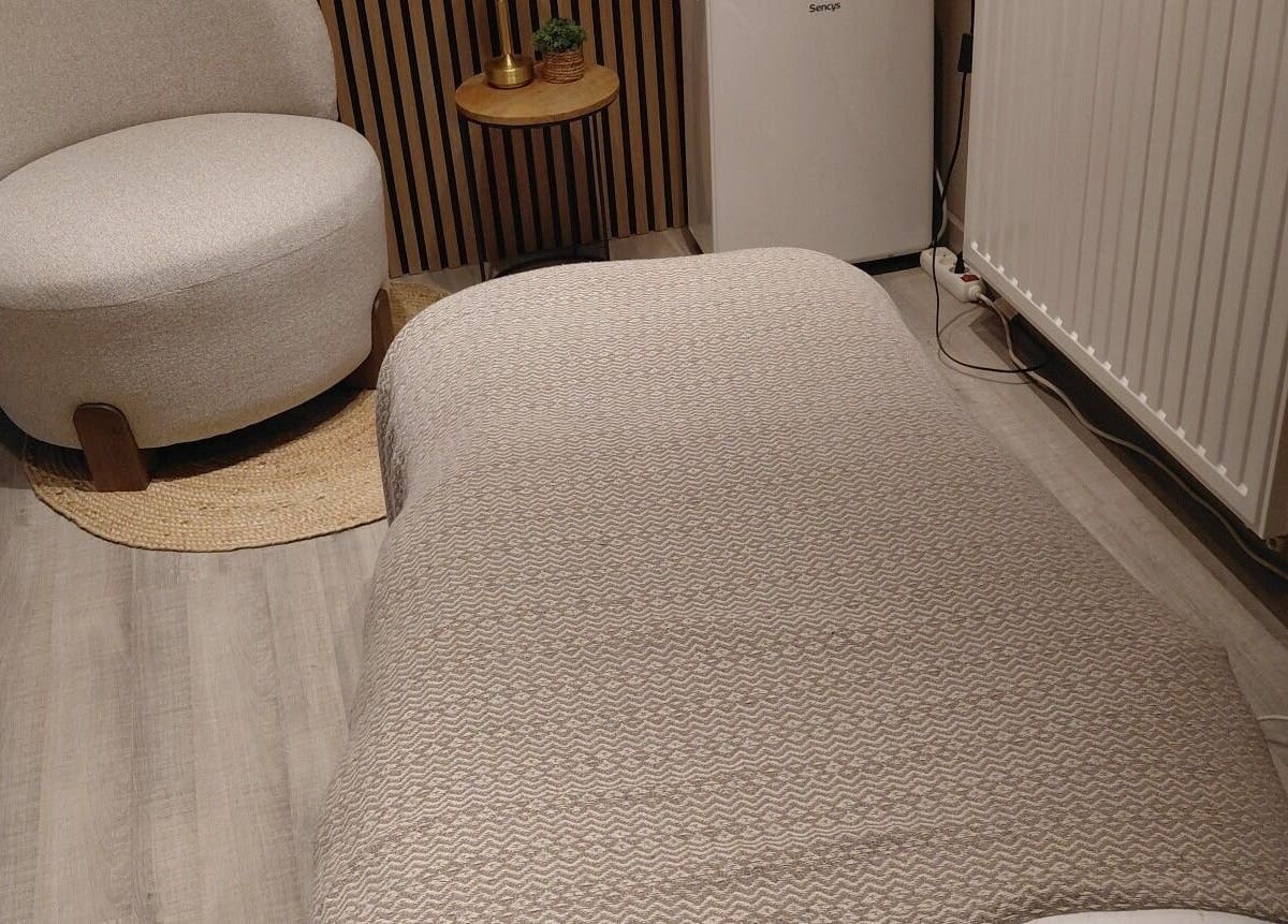 Ontspanningsruimte bij Zen&Zo, Hemiksem, Vlaanderen, BE met comfortabele stoel en tafel.