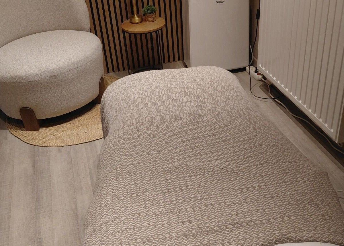 Ontspanningsruimte bij Zen&Zo, Hemiksem, Vlaanderen, BE met comfortabele stoel en tafel.