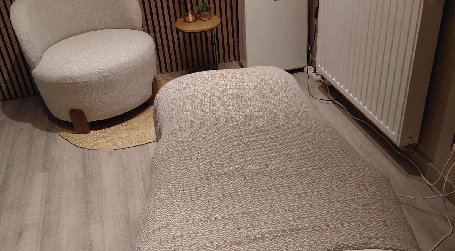 Ontspanningsruimte bij Zen&Zo, Hemiksem, Vlaanderen, BE met comfortabele stoel en tafel.