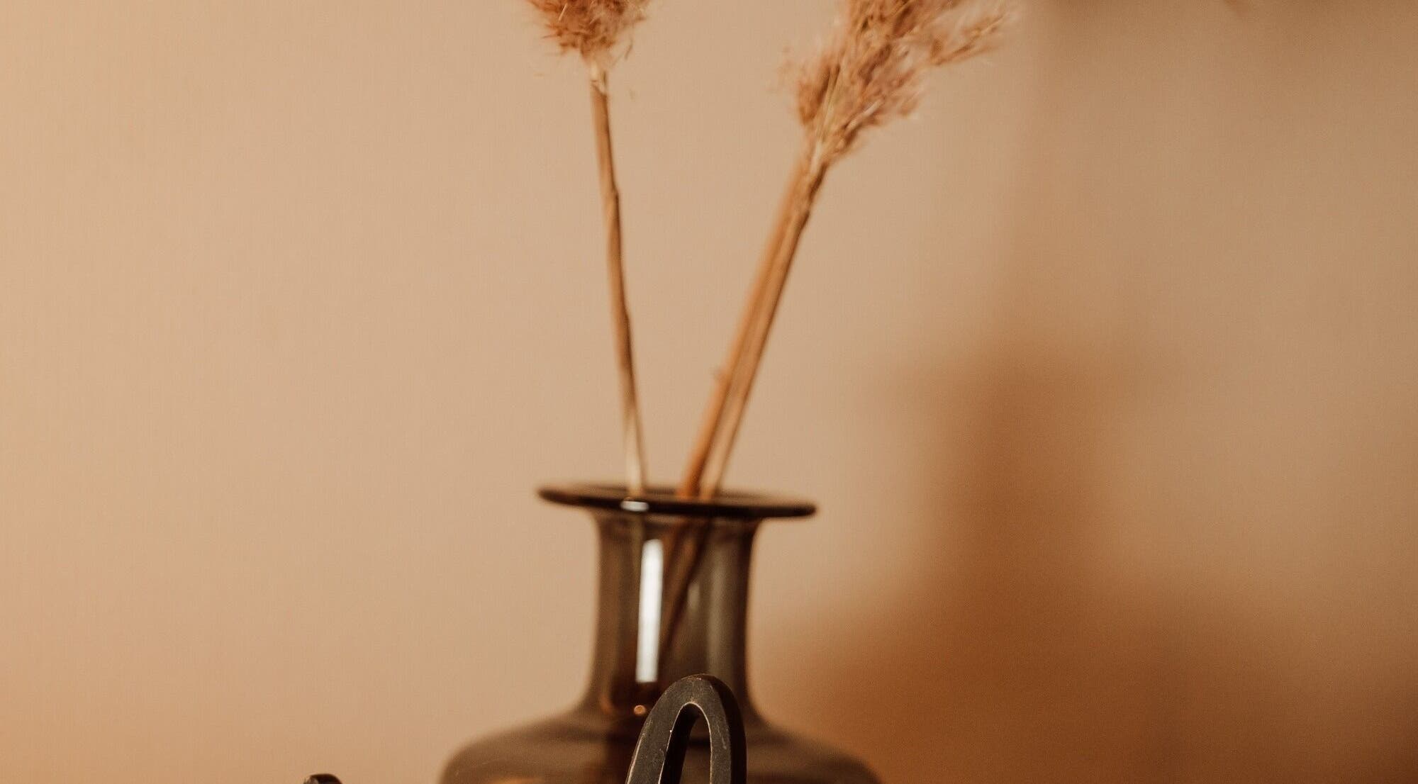 Rustieke vaas met droogbloemen bij Zen&Zo in Hemiksem, Vlaanderen, BE.