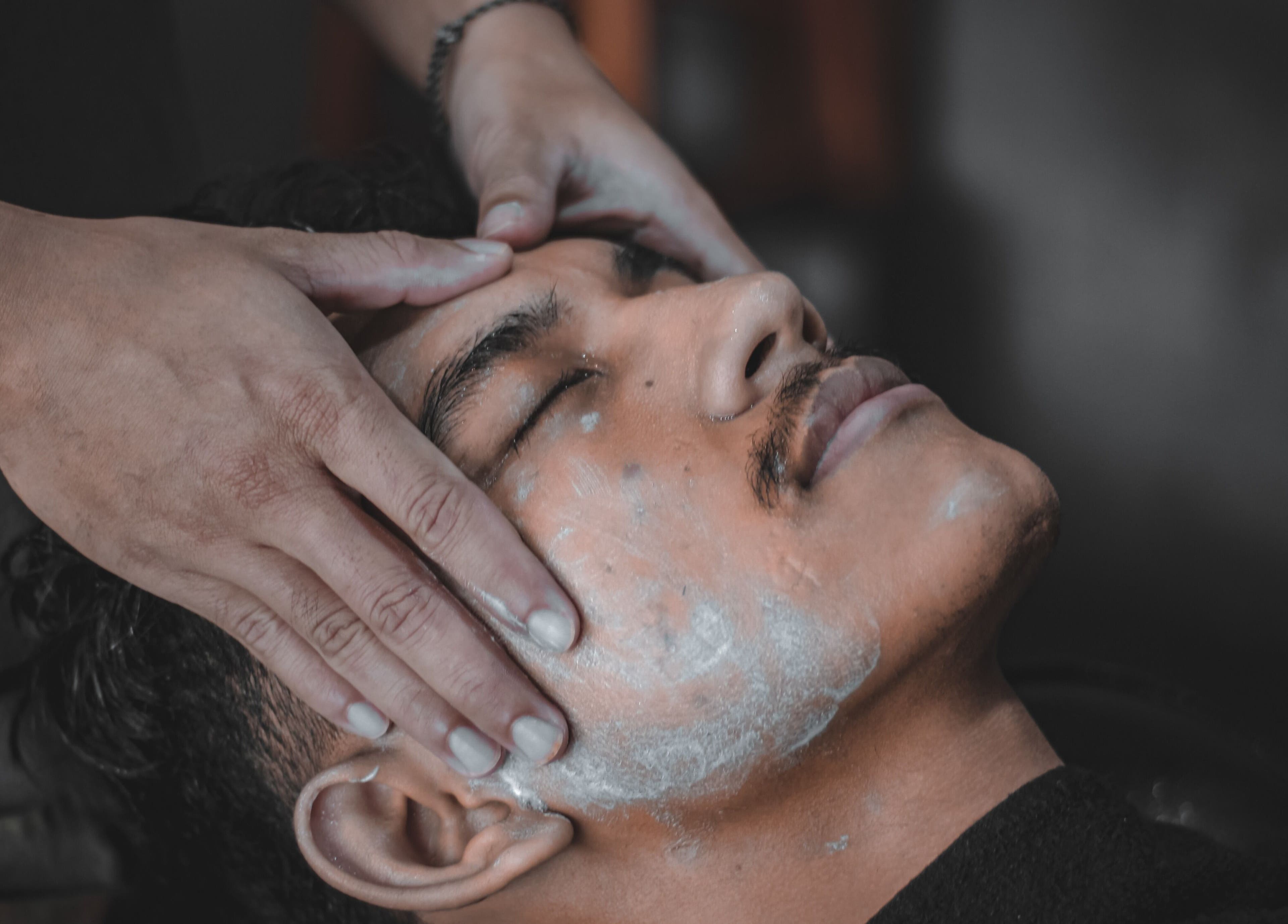 Layanan facial di Barber Jo, Daerah Khusus Ibukota Jakarta, ID memberikan perawatan wajah untuk relaksasi maksimal.