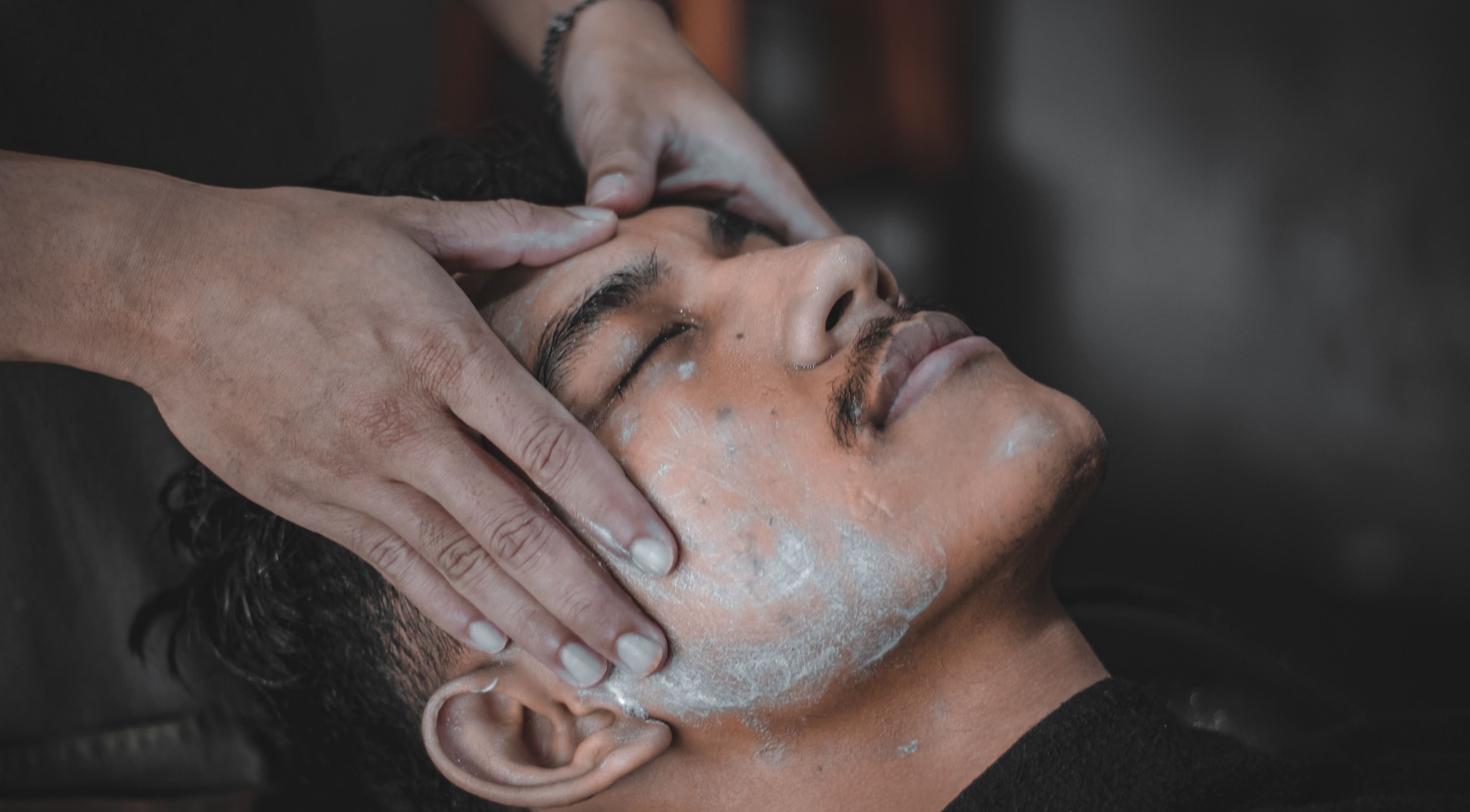 Layanan facial di Barber Jo, Daerah Khusus Ibukota Jakarta, ID memberikan perawatan wajah untuk relaksasi maksimal.