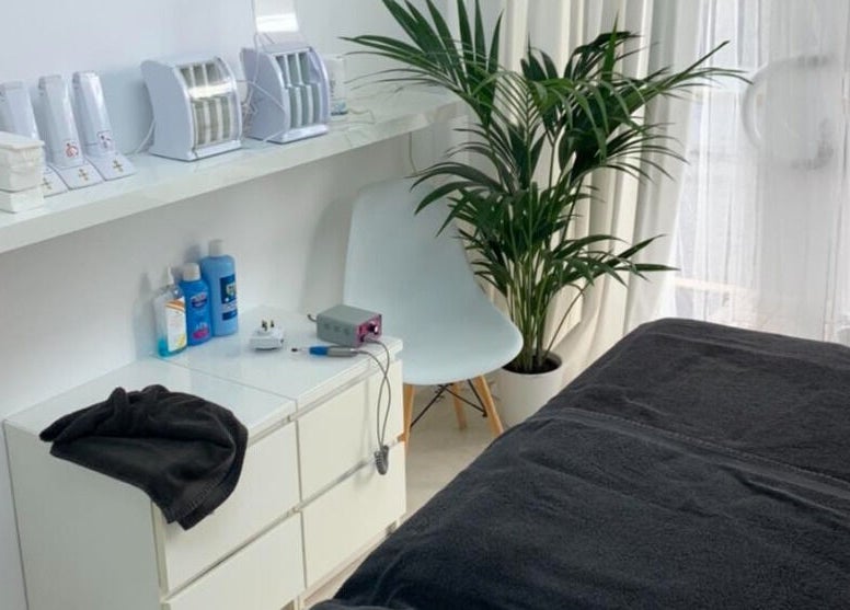 Tranquil treatment room at SPACE by Jason in Los Gallardos, Andalucía, ES featuring a massage table and soothing decor.