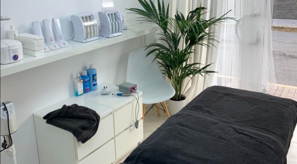 Tranquil treatment room at SPACE by Jason in Los Gallardos, Andalucía, ES featuring a massage table and soothing decor.